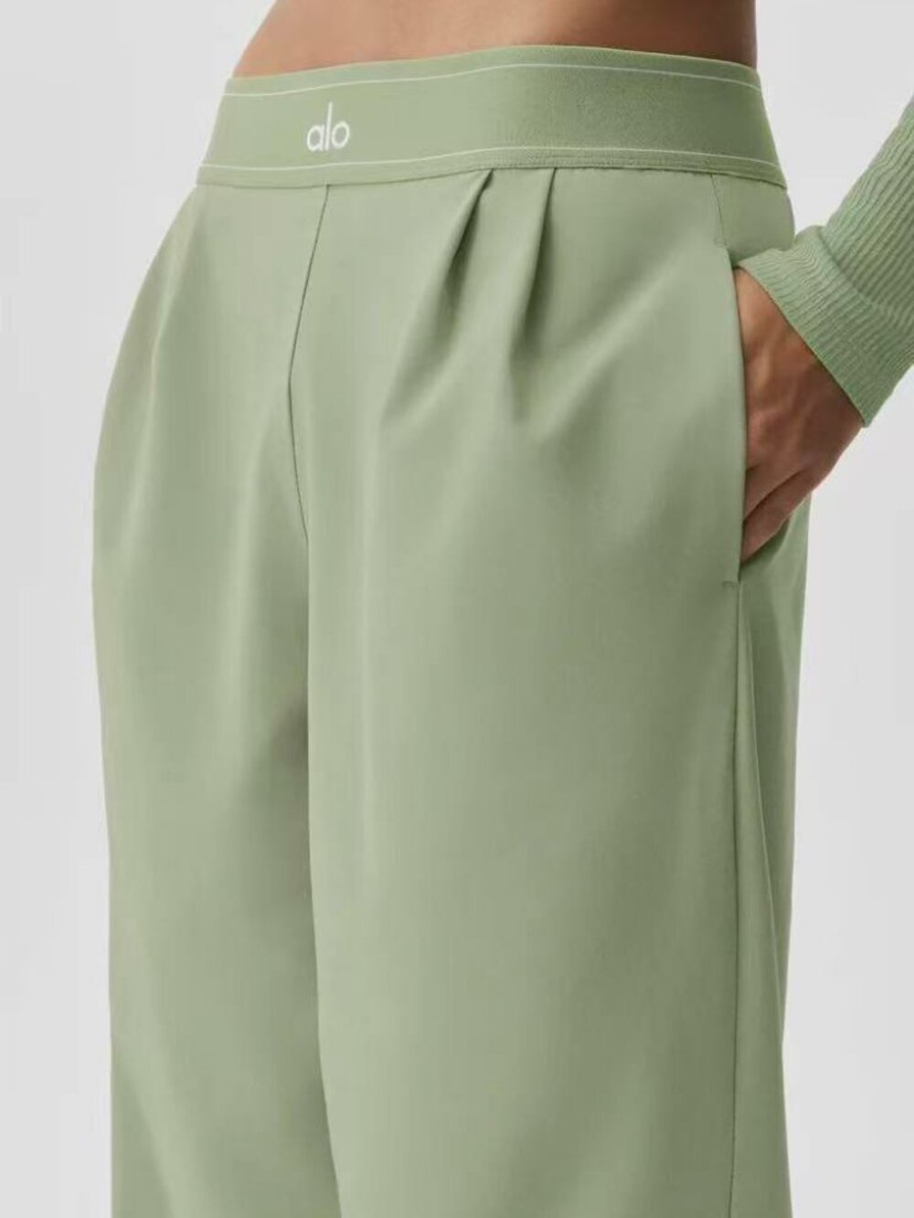 🌿 NWT ALO Yoga Suit Up Trouser Dune Grass Regular 30" 💕 Wide Leg / Relaxed Fit - Picture 2 of 8